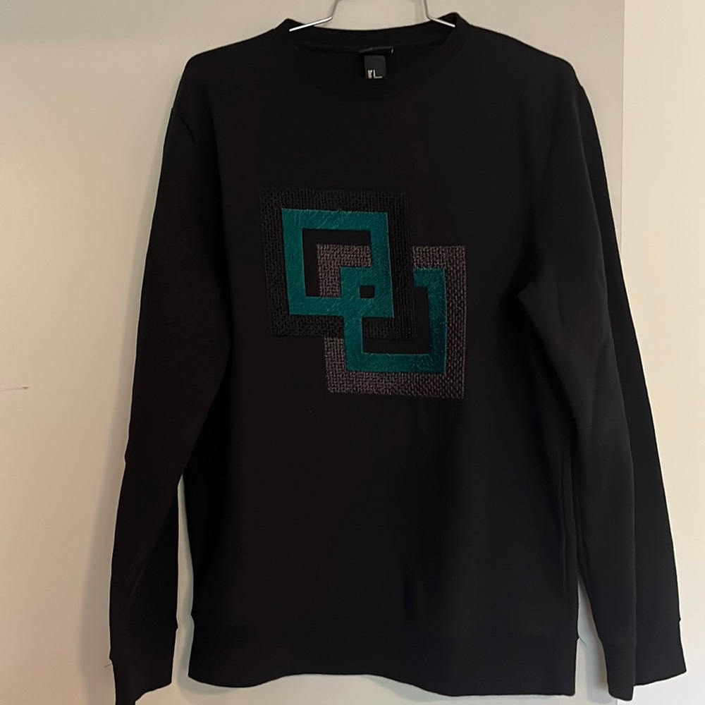 H&M men’s graphic sweatshirt, size small, colors black, charcoal & green.